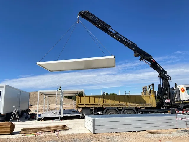 Camión con grúa trabajando en una obra